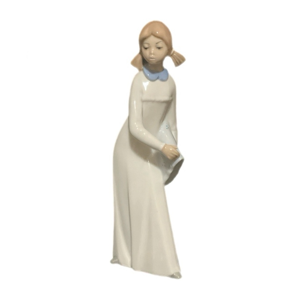 Casades Porcelain Figurine - Girl with Pillow - Bedtime